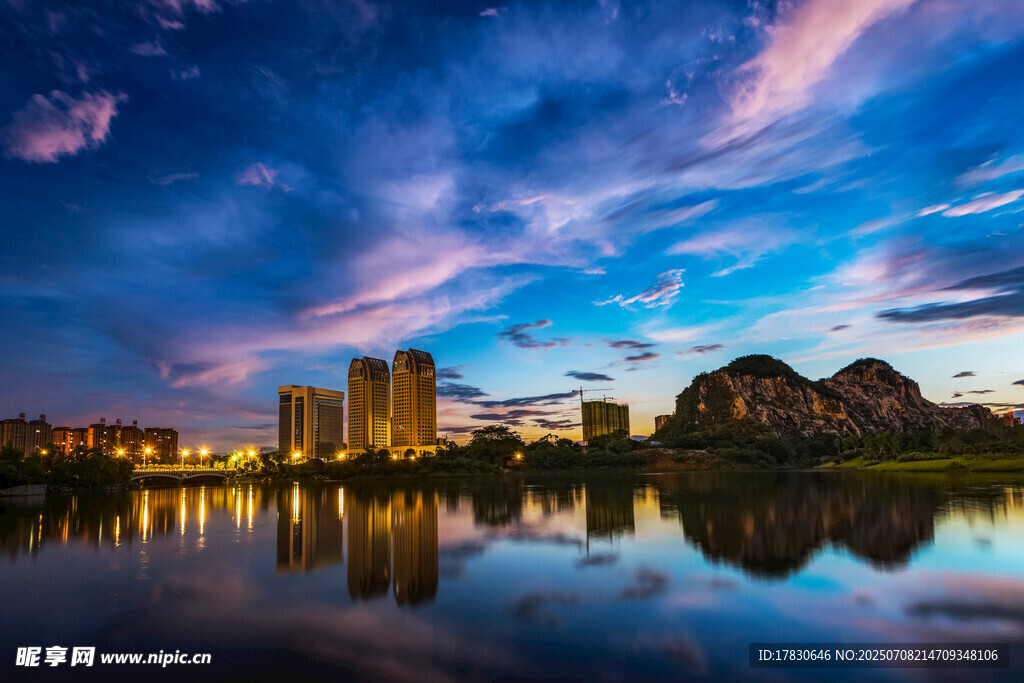 湖畔城市夜景美丽倒影