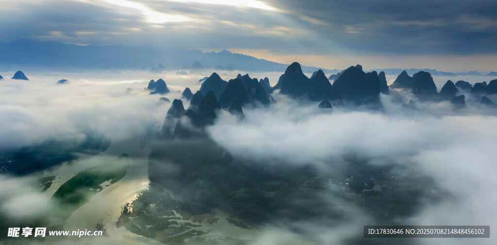 云雾缭绕的壮美山峦景色