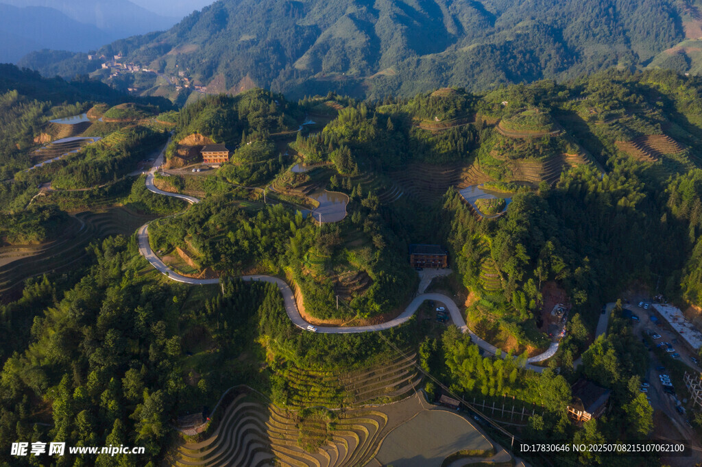 山间蜿蜒公路航拍美景