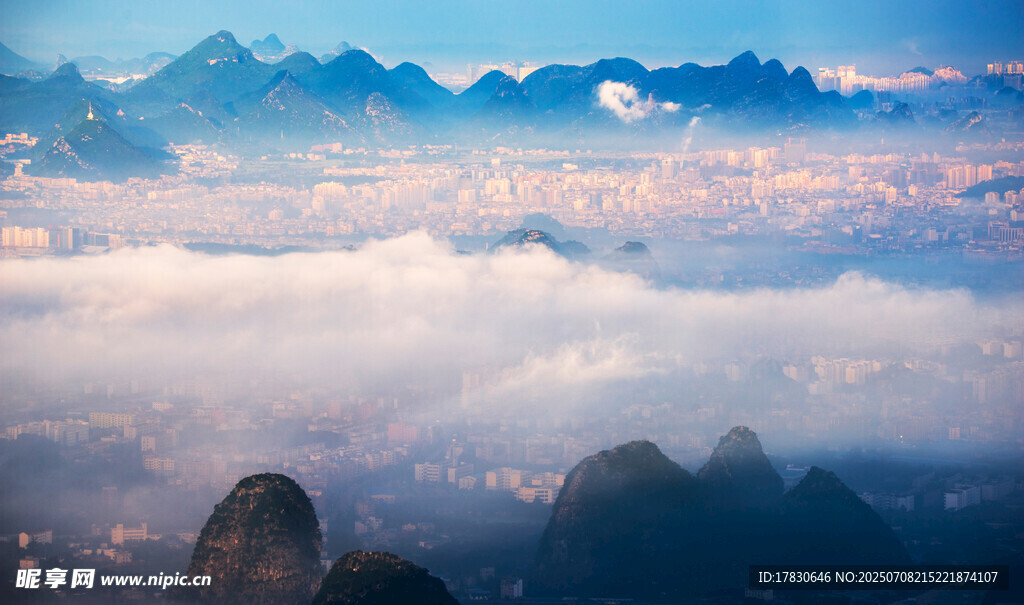 云海中的山峦美景