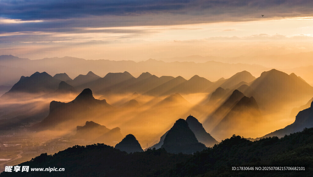 壮丽山峦日出美景