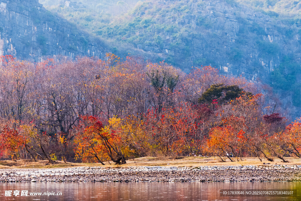 秋日山林湖畔美景