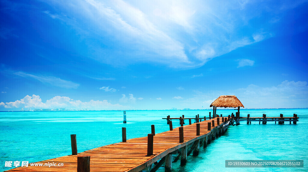 海边木栈桥  梦幻蓝色海景