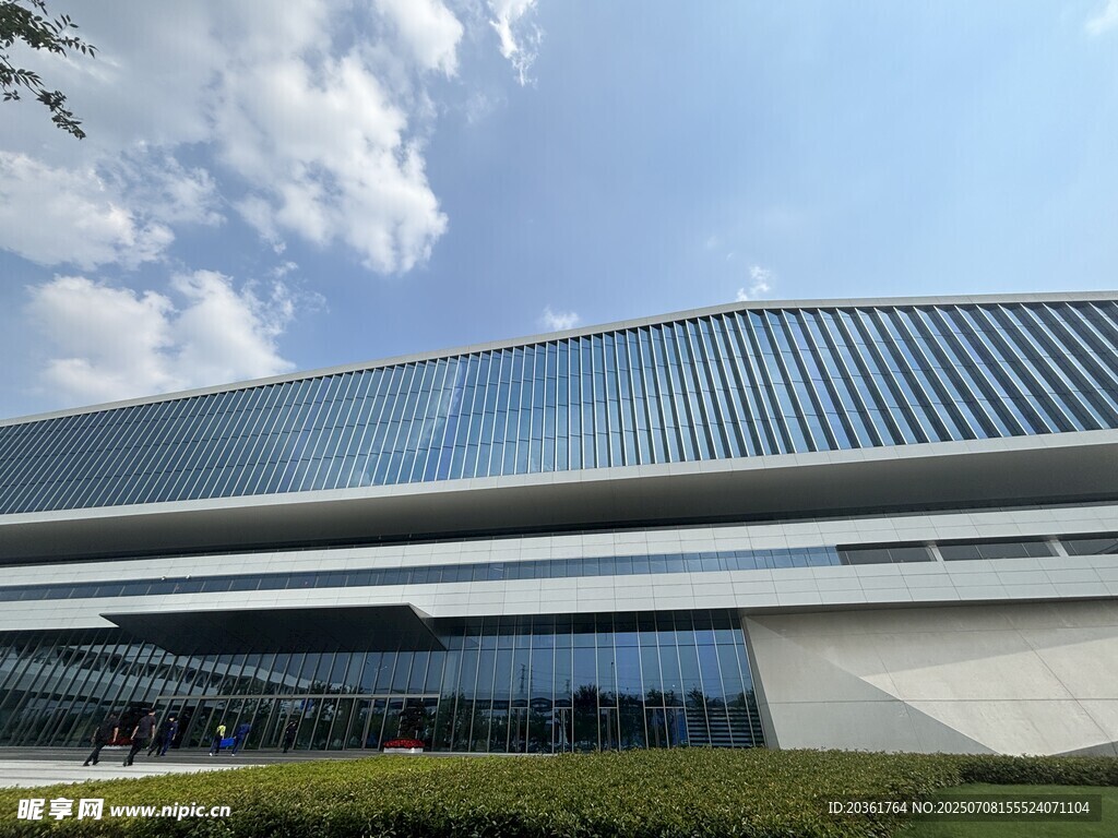 现代风格的宏伟建筑外观
