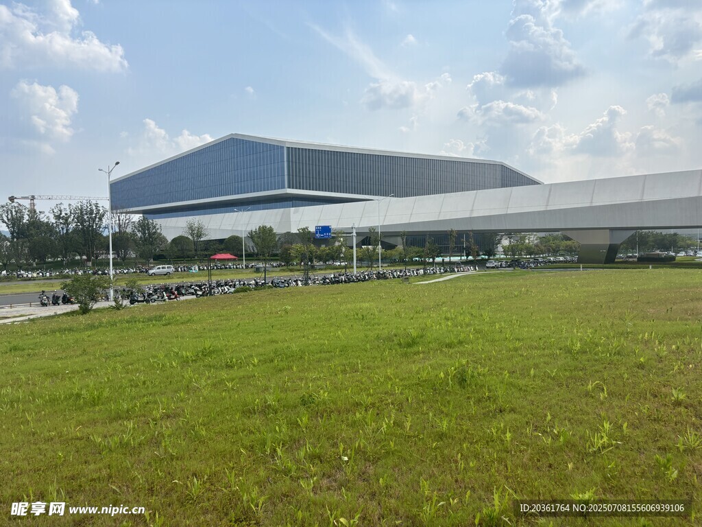 现代建筑旁的开阔绿草地