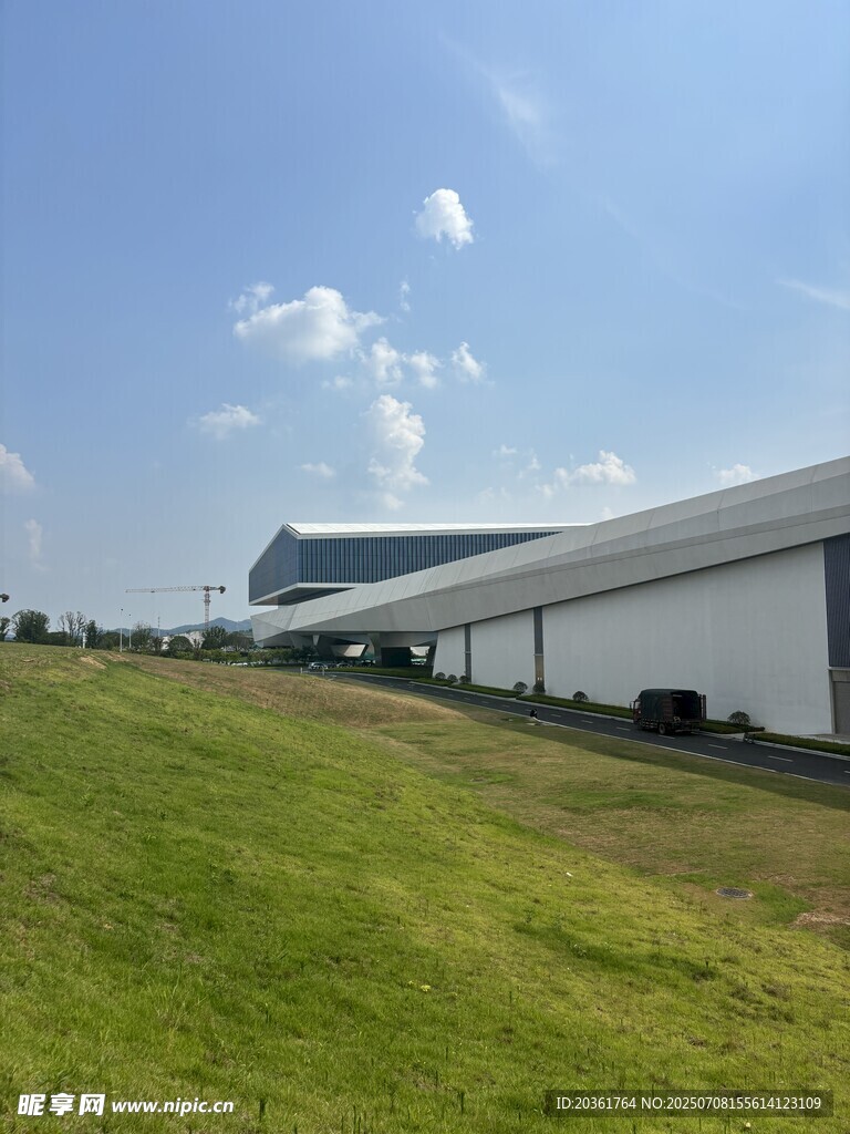 田野旁的现代工业建筑