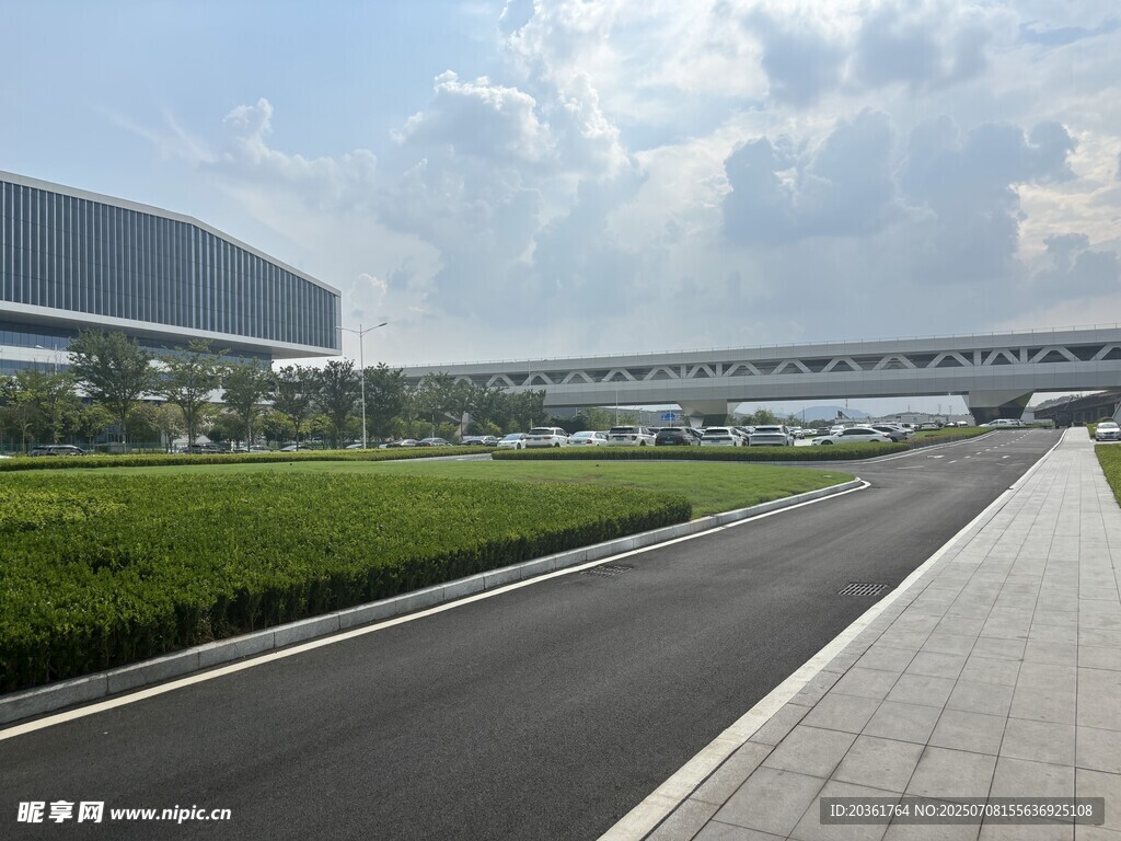 现代道路旁的开阔建筑景观