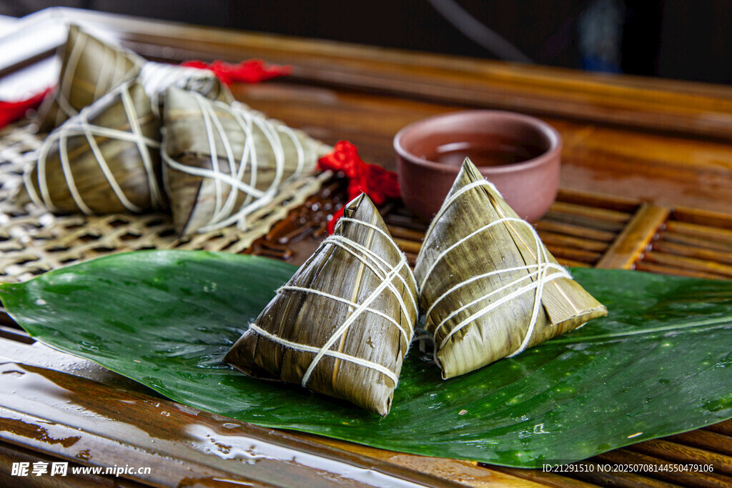 传统美味粽子摆于竹席上 西米粽