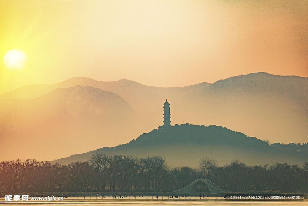夕阳下的山峦与孤塔