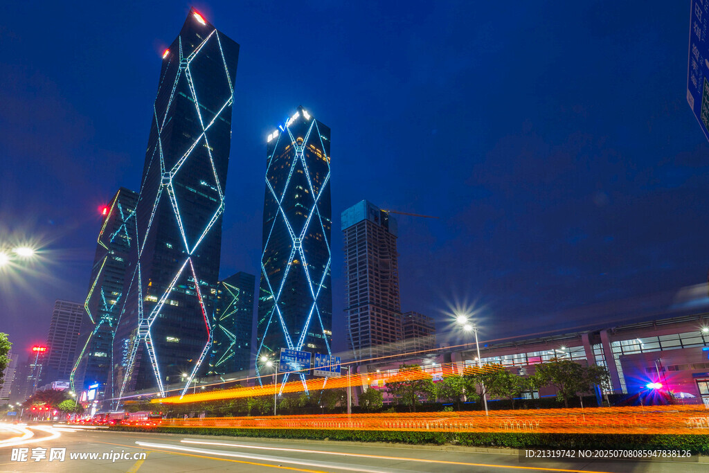 夜幕下的璀璨城市建筑群