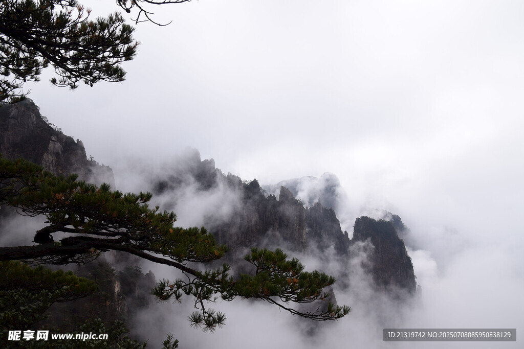 云雾缭绕的壮美山峰