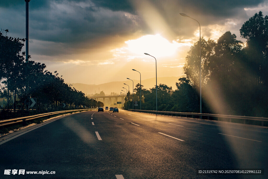 夕阳下的公路美景
