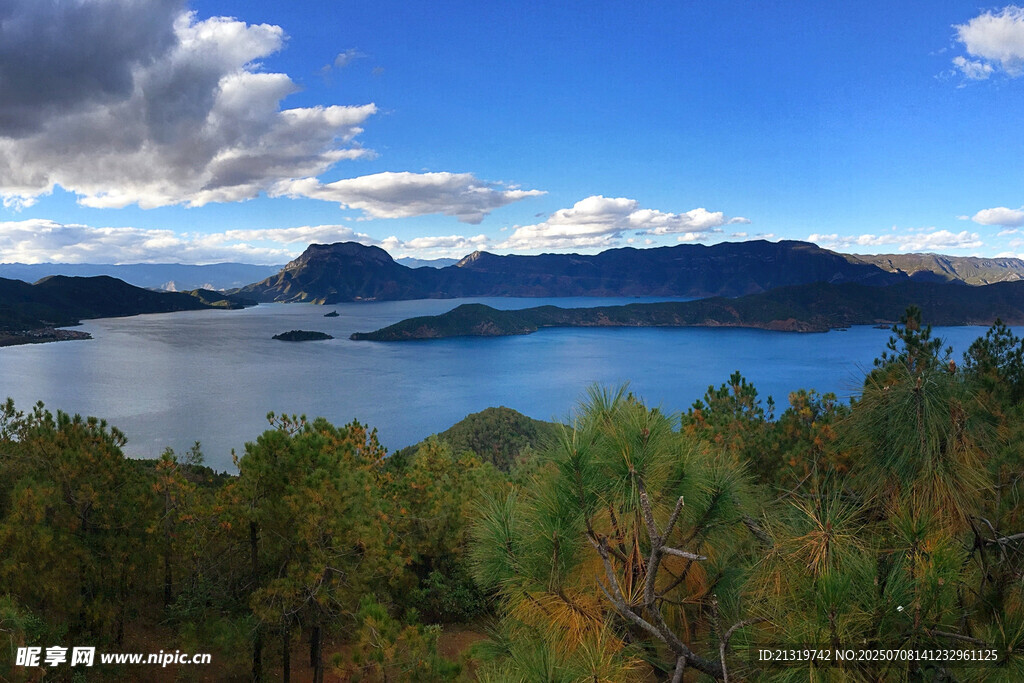 湖畔山林美景