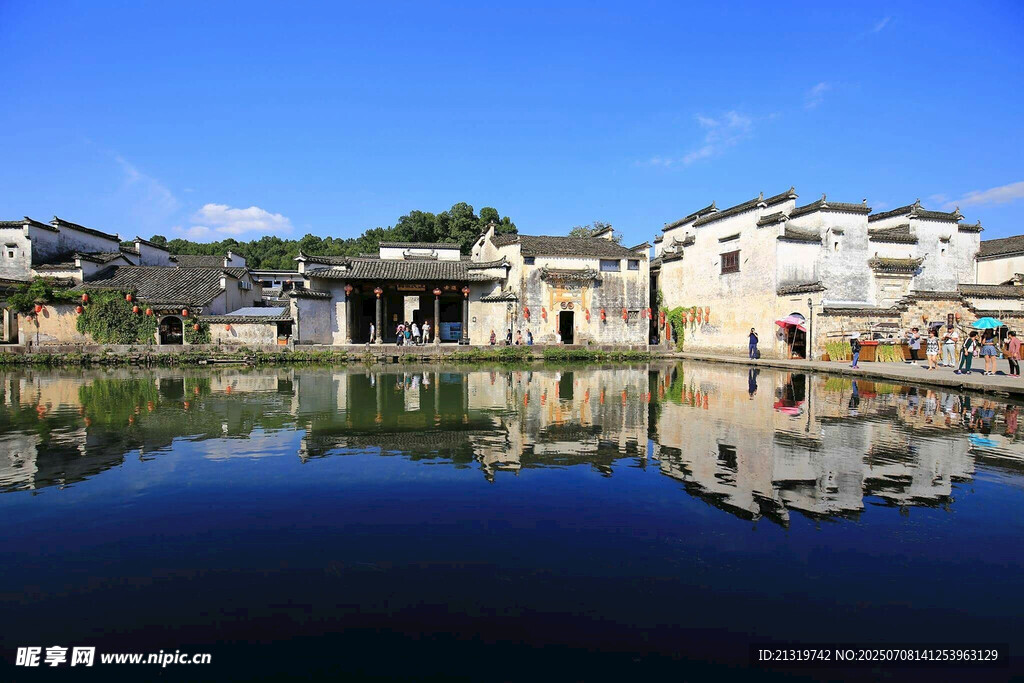 江南水乡古村落倒影美景