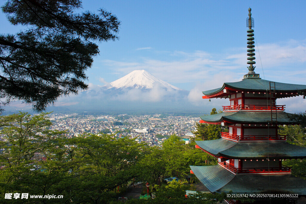 富士山下的日式宝塔景观