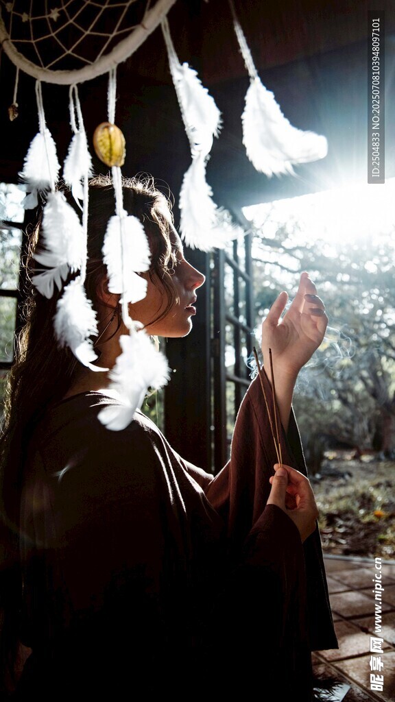 神秘女子于梦幻空间冥想