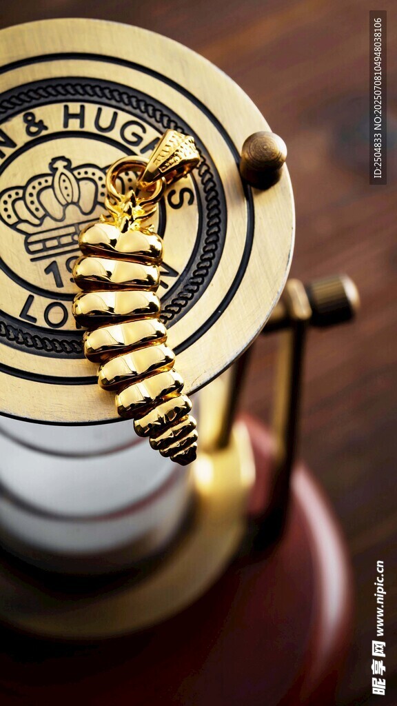 复古金色怀表细节特写