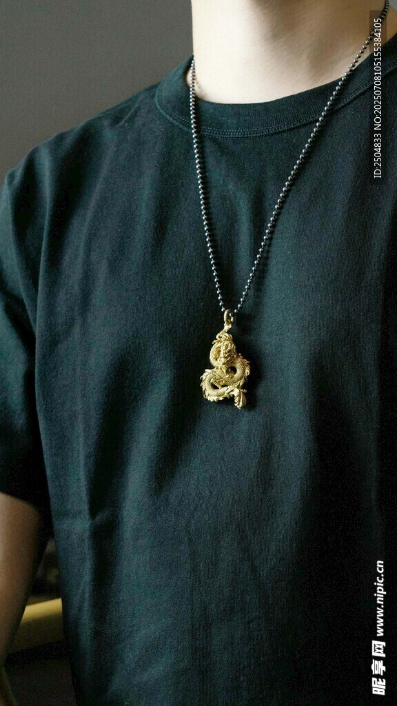 男士佩戴的精致金质吊坠