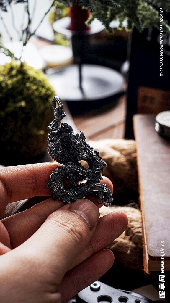 手捧神秘金属质感小雕塑