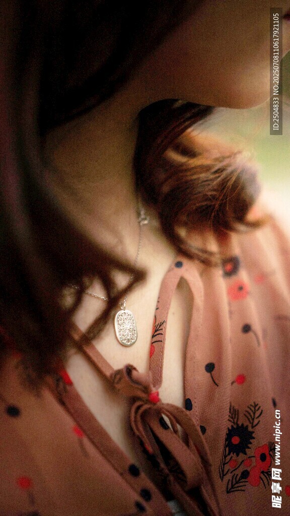 女性优雅颈部与印花服饰