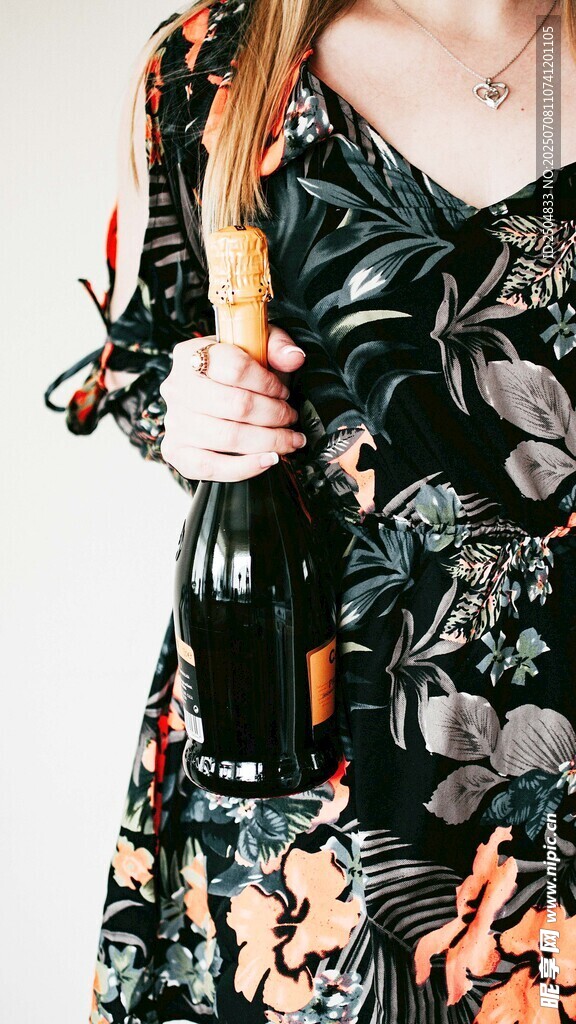女子手持酒瓶展示印花服饰
