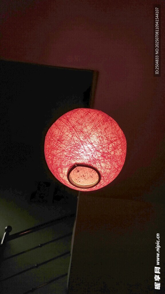 室内悬挂的红色灯笼