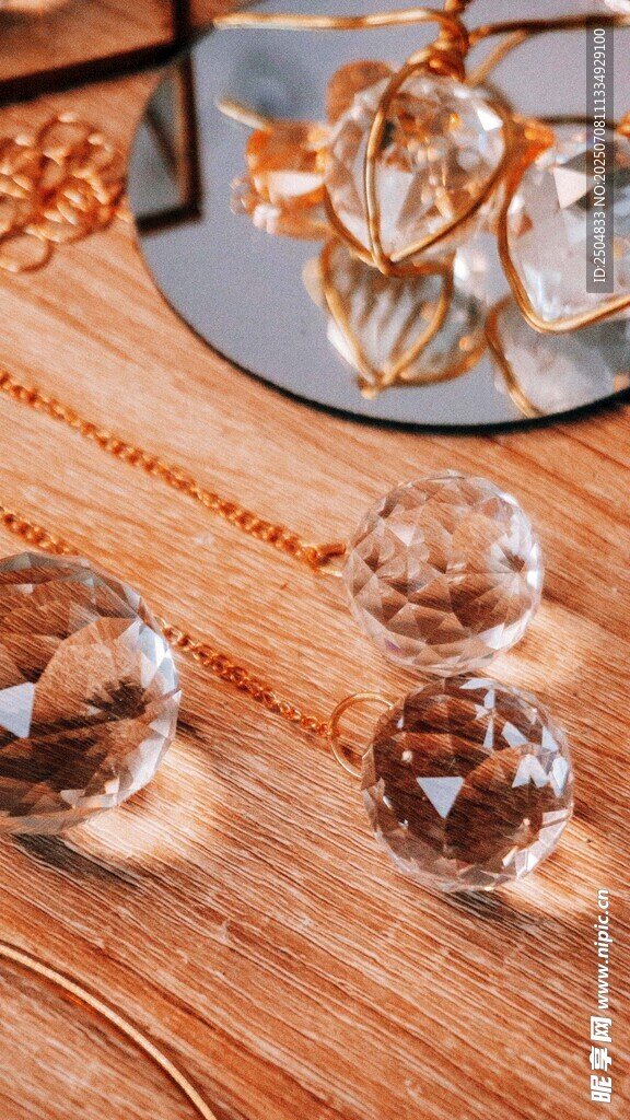 晶莹玻璃摆件 尽显雅致