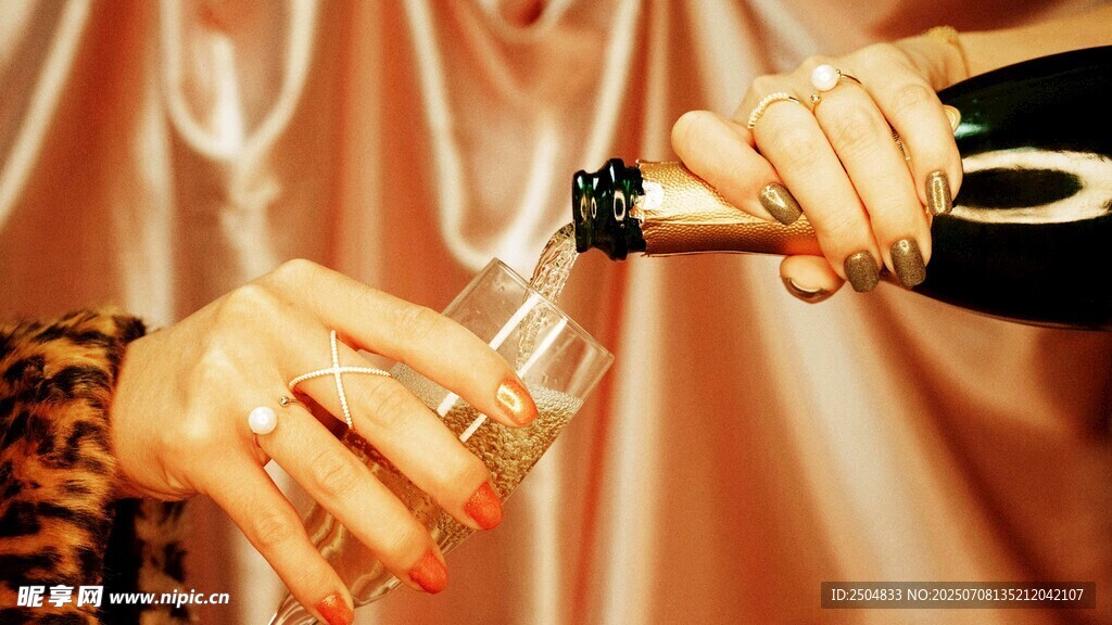 手倒香槟酒特写