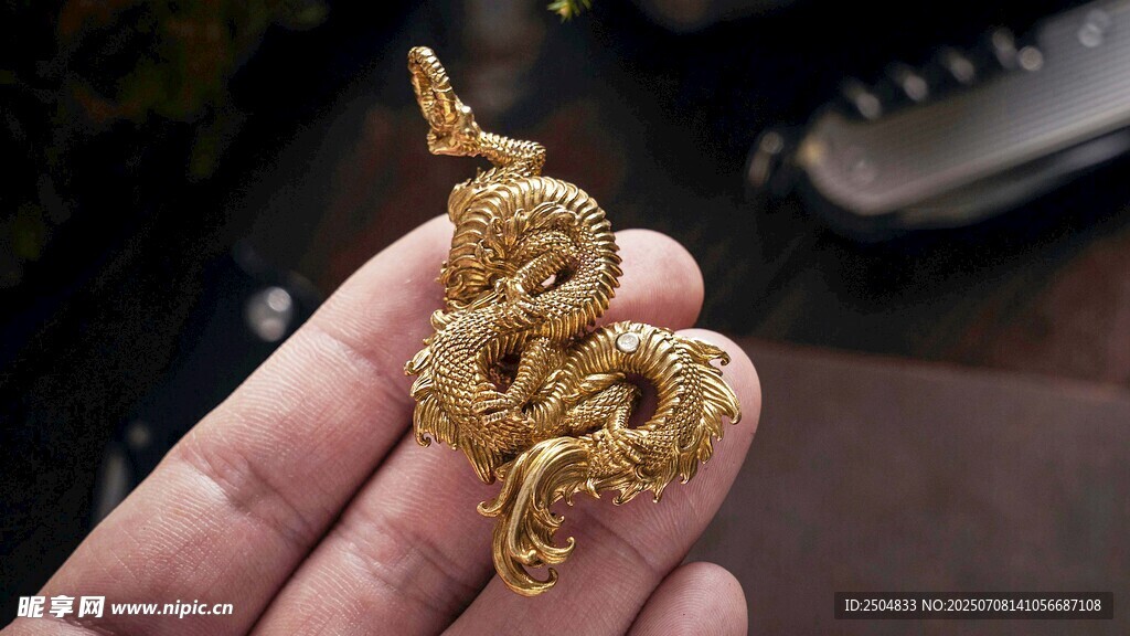 金色盘绕蛇形精美饰品