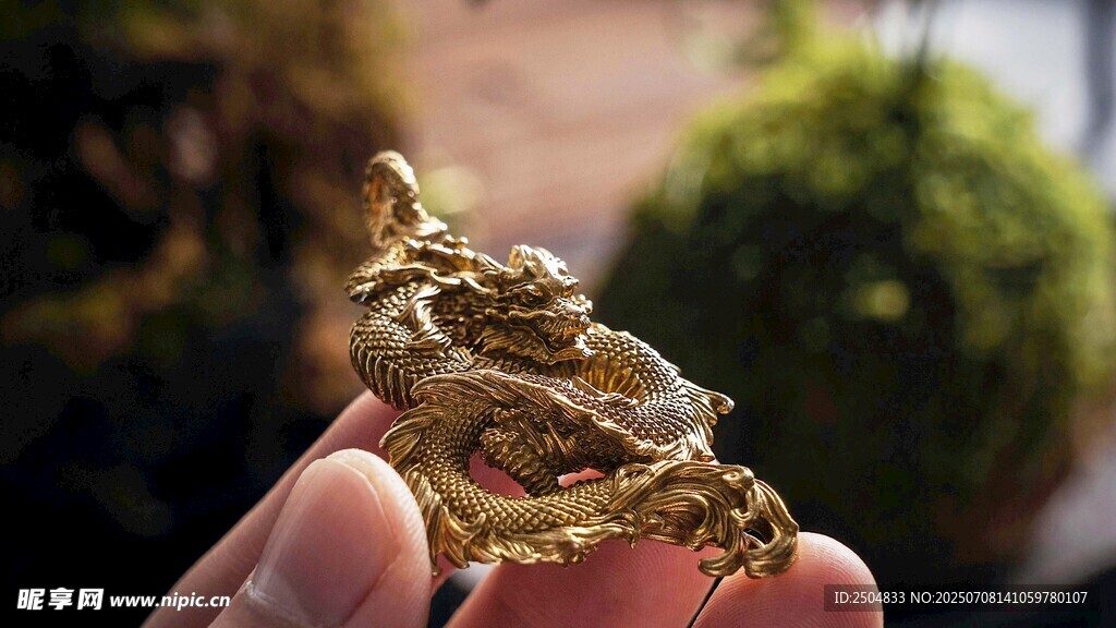 手托精致金色龙形饰品