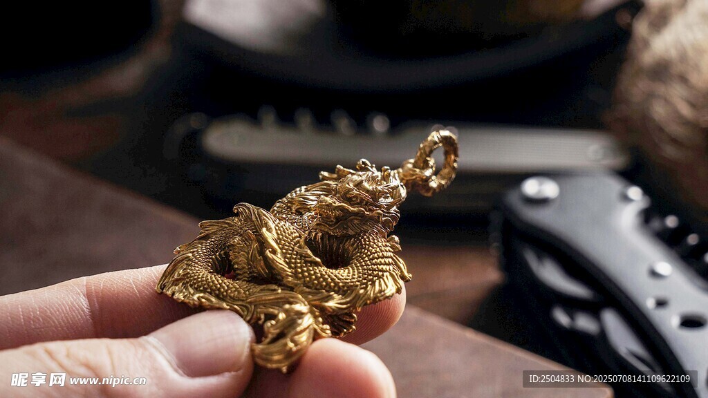 手持精致金色工艺品摆件