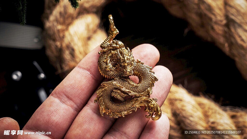 手持精美金色龙形饰品