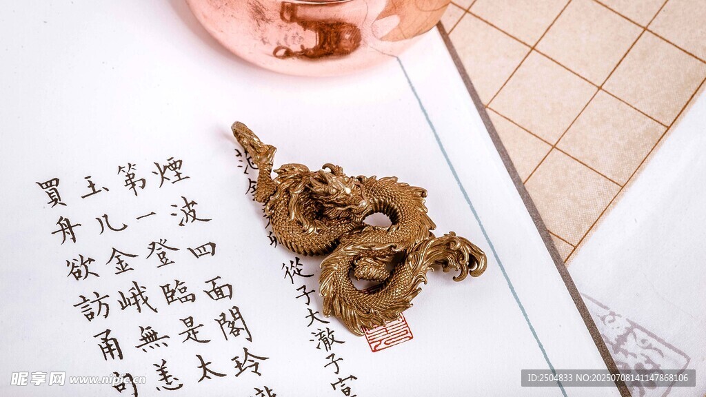 古文字旁的精致铜质摆件
