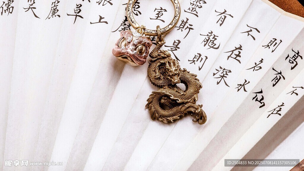 古风折扇配精致金属挂饰