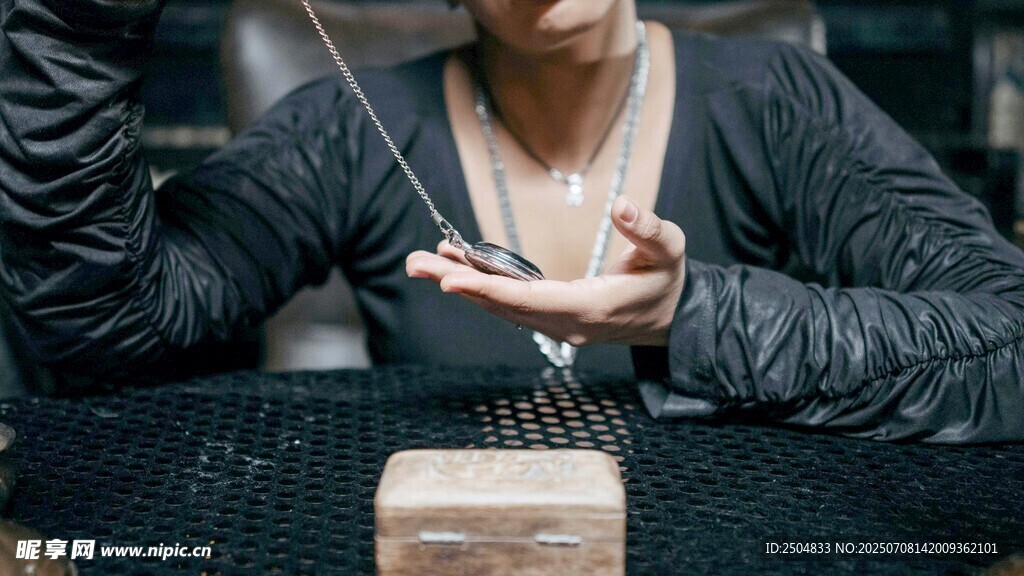 男子专注操控桌上机械装置