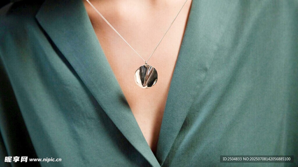 绿色服饰搭配精致项链