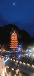 夜晚宝塔下的璀璨灯火