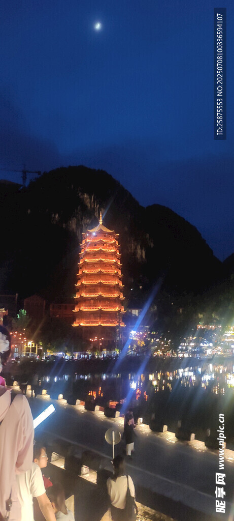 夜晚宝塔下的璀璨灯火