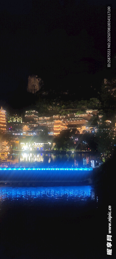 夜晚城市河畔绚丽灯光秀