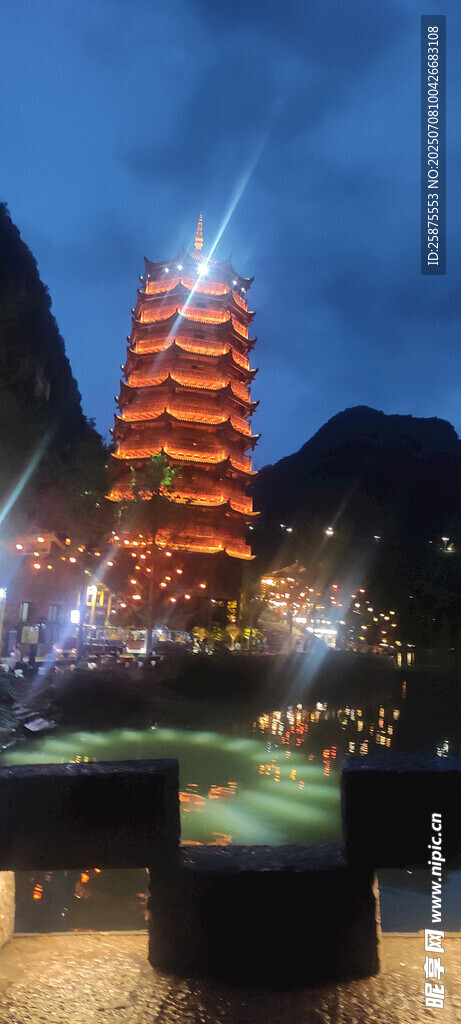 夜晚璀璨的多层塔楼景观