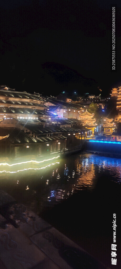 城市河畔璀璨夜景