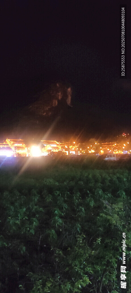 田野夜间火光场景