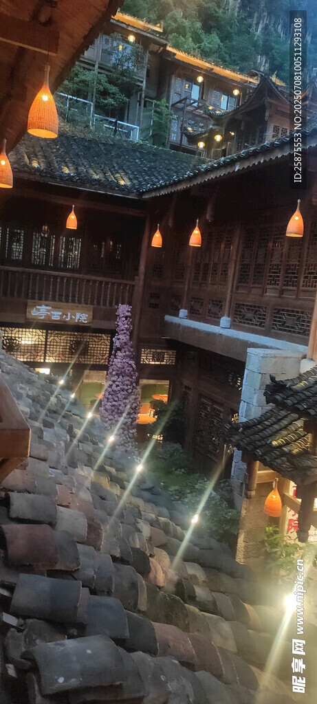 古建夜景灯火映照的静谧美