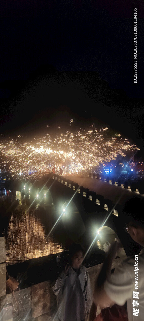 夜赏绚烂烟花人群景象