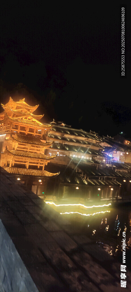 夜晚璀璨古建灯光秀