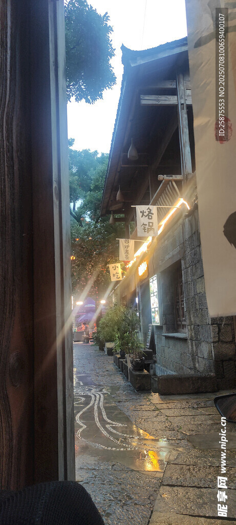 古巷夜景灯光映照静谧美