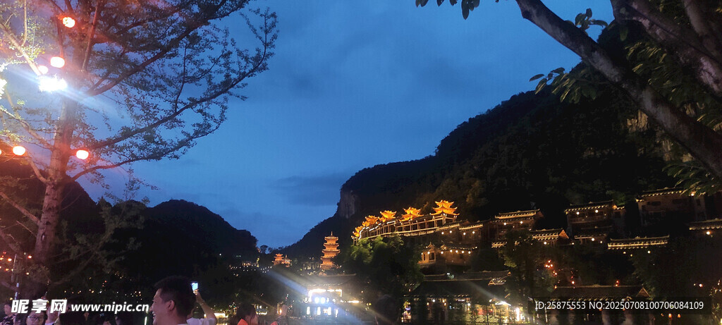 夜幕下的山间灯火景观