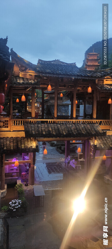古建夜景灯光映照的静谧之美