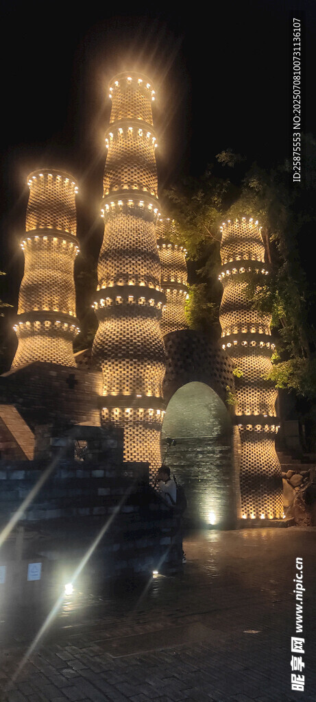 夜晚璀璨的建筑景观
