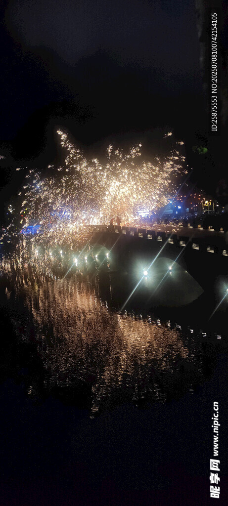 夜空中绚烂绽放的烟花